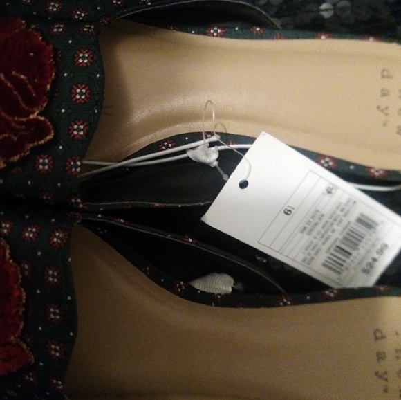 Red rose a new day ladies shoes - Picture 3 of 3